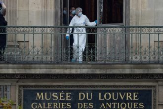 WATCH thieves pull off daring Louvre heist