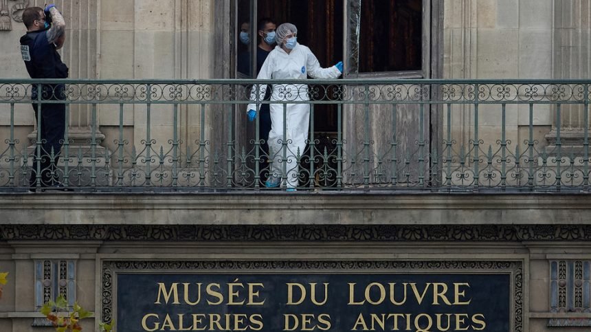 WATCH thieves pull off daring Louvre heist