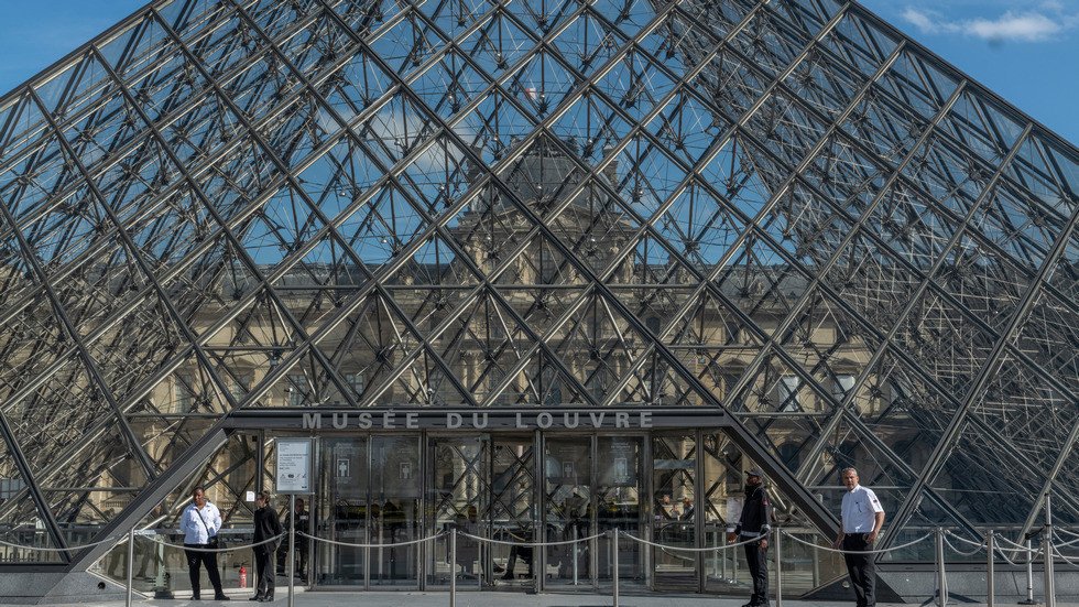 Louvre robbed