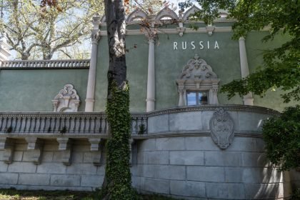 Venice Biennale jury locks out Russia, Israel — RT World News