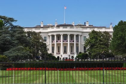 Gunman opened fire near White House, killed by Secret Service