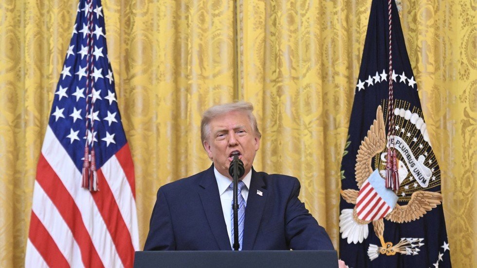 Trump resorts to whataboutism after Iranian strike kills US troops — RT World News