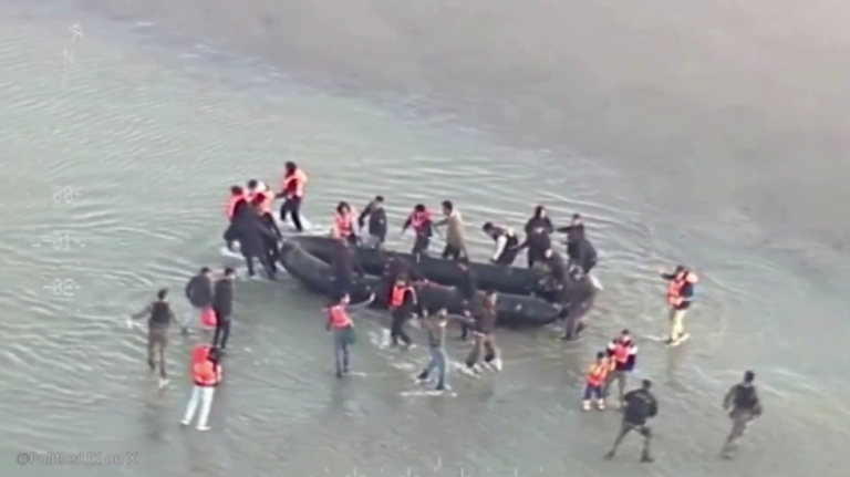 French police storm beach to stop migrant Channel crossing (VIDEO)  News