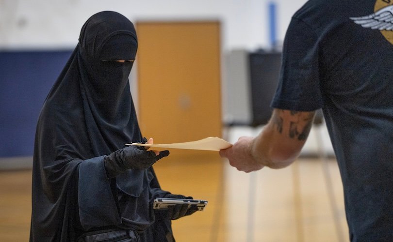 Dressed as a Muslim, James O’Keefe exposes how Minnesota enables voter fraud Dressed as a Muslim, James O’Keefe exposes how Minnesota enables voter fraud