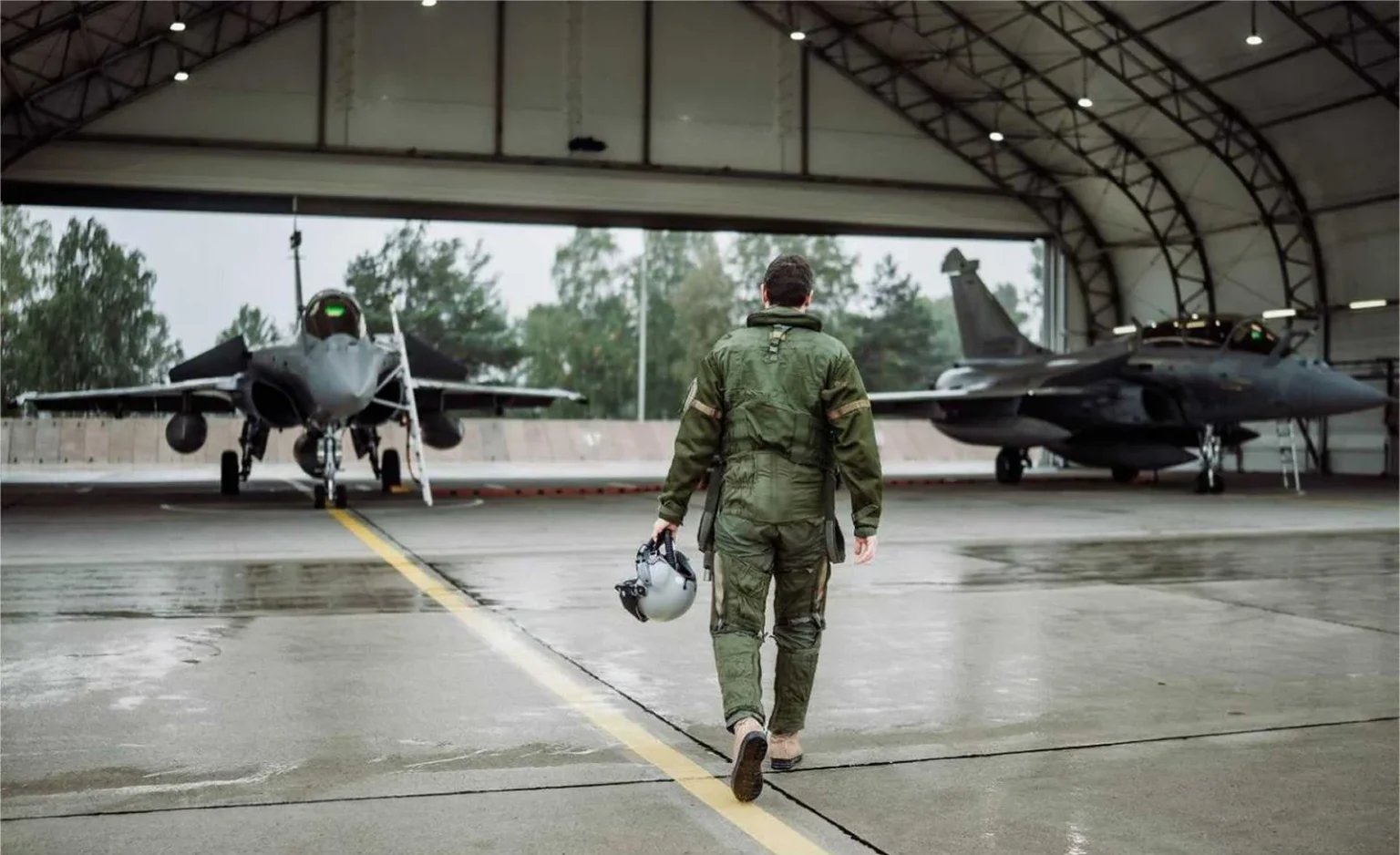 French Rafale fighters take part in an Agile Combat Employment exercise in Poland, testing the rapid dispersal of aircraft, personnel, and support equipment to sustain air operations under missile and drone threat on NATO’s eastern flank.