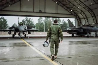French Rafale fighters take part in an Agile Combat Employment exercise in Poland, testing the rapid dispersal of aircraft, personnel, and support equipment to sustain air operations under missile and drone threat on NATO’s eastern flank.