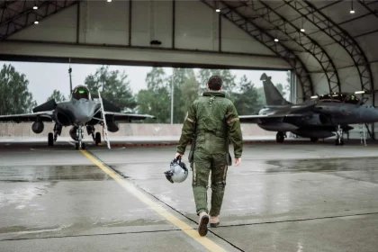 French Rafale fighters take part in an Agile Combat Employment exercise in Poland, testing the rapid dispersal of aircraft, personnel, and support equipment to sustain air operations under missile and drone threat on NATO’s eastern flank.